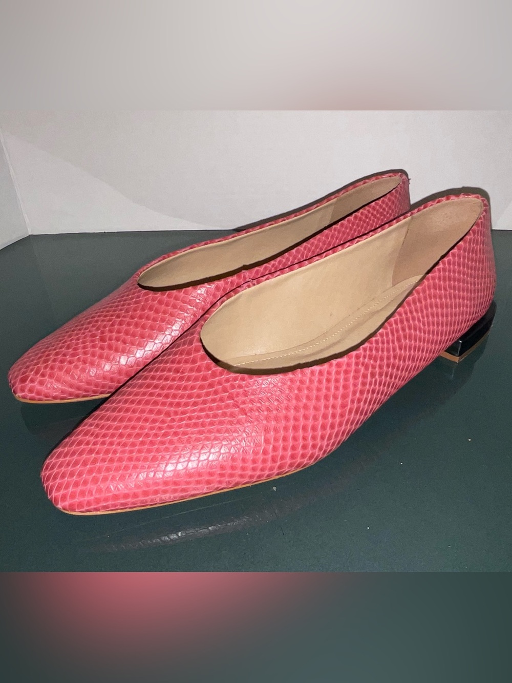 SAKS 5TH AVE CORAL PINK SNAKESKIN FLATS ARCHITECTURAL HEEL SIZE 9 - Picture 3 of 10
